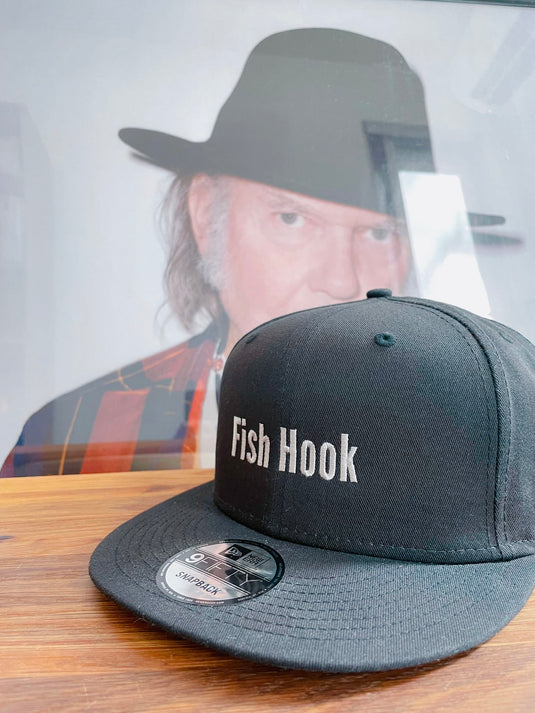 【Bespoke of Fish Hook 】ニューエラ キャップ (限定ステッカー付き) / 【Bespoke of Fish Hook 】 NEW ERA cap (Limited sticker)